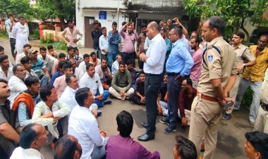 BIG BREAKING : गुप्ता नर्सिंग होम में मरीज की मौत का मामला गरमाया, अब जिला अस्पताल परिसर में धरने पर बैठे परिजन, इनके खिलाफ कार्यवाही की उठी मांग, प्रशासनिक और पुलिस अधिकारी मौके पर, पढ़े खबर