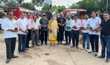 NEWS : नगर पालिका अध्यक्ष और सीएमओ पहुंचे शोरूम चौराहा, इनके साथ मिलकर किया पौधारोपण, स्वाति चौपड़ा ने कहां- अभियान में शहरवासियों का सहयोग भी जरूरी, पढ़े खबर