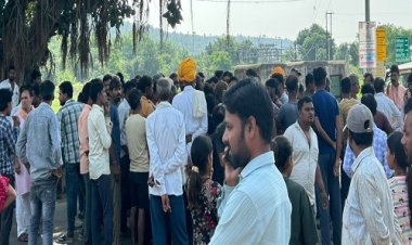 BIG BREAKING : खिमला प्लांट में फिर बड़ा हादसा, बस ने बाइक सवारों को मारी टक्कर, लक्ष्मण की मौके पर मौत, तो दो लोग घायल भी, गुस्साएं परिजनों ने इस रोड़ पर किया चक्काजाम, अधिकारी मौके पर, घटना रामपुरा थाना क्षेत्र की, पढ़े खबर