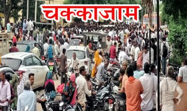 BIG BREAKING : स्कूल का विवाद पहुंचा सड़क पर, घायल छात्र के परिजनों ने किया चक्काजाम, नीमच-मनासा रोड़ पर वाहनों की लंबी कतार, यहां भारी पुलिस बल तैनात, घटना ग्राम रेवली-देवली की, पढ़े खबर