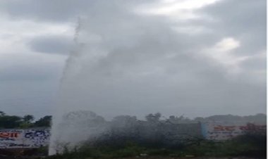 BIG NEWS : हाईवे किनारे पाइप लाइन फूटी, तो पानी का जोरदार फव्वारा उठा, मौके पर लोगों की भीड़ हुई जमा, ये नजारा भाटखेड़ा चौराहे का, पढ़े खबर