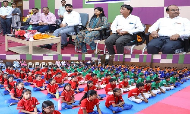 BIG NEWS : जिला कलेक्टर पहुंचे मनासा, सांदीपनी विद्यालय में विद्यार्थियों से किया संवाद, विद्यालय को लैब के लिए मिले 12 कंप्यूटर सेट, पढ़े खबर