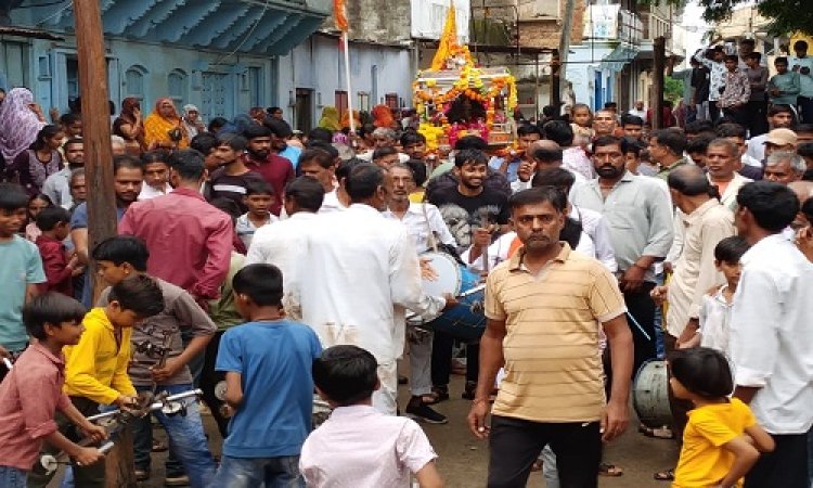 BIG NEWS : चीताखेड़ा नगर के भ्रमण पर निकले भगवान श्री कृष्ण, जाना भक्तों का हाल, शोभायात्रा में इन्होंने दिखाएं हैरतंगेज करतब, पढ़े खबर