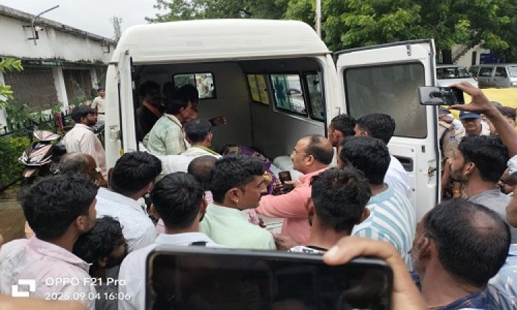 BIG NEWS : मृतक सत्तू को एम्बुलेंस फिर लेकर पहुंची जिला अस्पताल, इनके सुपुर्द किया शव, फिर परिजनों ने धरना किया खत्म, मामला शहर के गुप्ता नर्सिंग होम से जुड़ा, पढ़े खबर