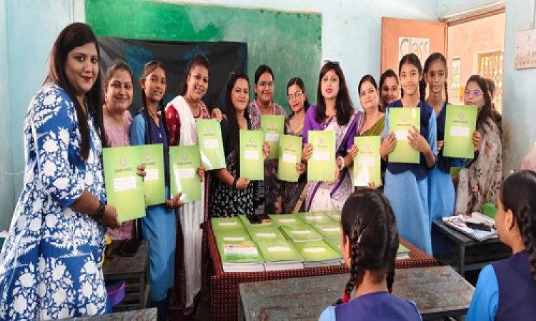 NEWS : मेरी किताब पढ़ेगा इंडिया-तभी तो बढ़ेगा इंडिया, गोद लिए शासकीय कन्या विद्यालय पहुंची इनरव्हील डायमंड की सदस्याएं, छात्राओं को किया रजिस्टर का वितरण, कुछ यूं सेवा का प्रकल्प, पढ़े खबर
