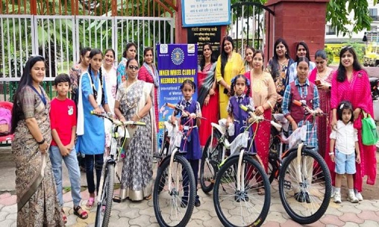 NEWS : इनरव्हील क्लब नीमच डायमंड का एक और सेवा प्रकल्प, स्कूली छात्राओं को भेंट की साईकिलें, राह हुई आसान, तो चेहरे पर आई मुस्कान, पढ़े खबर