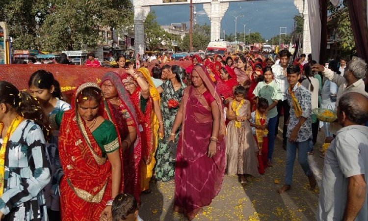 NEWS : कुकड़ेश्वर से भादवामाता तक निकाली 751 फिट लंबी चुनर यात्रा, मालवा की वैष्णोदेवी के भक्तों ने जगह-जगह किया स्वागत, गूंजे मां के जयकारें, पढ़े खबर