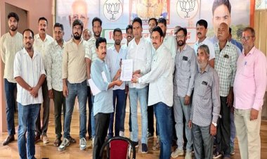 NEWS : लंबित मांगों के निस्तारण की मांग, सहकारी कर्मचारियों ने विधायक चंद्रभान सिंह आक्या को सौंपा ज्ञापन, तो मिला ये आश्वासन, पढ़े खबर