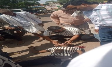 BIG NEWS : महू रोड़ पर भयानक सड़क हादसा, तेज रफ्तार बस ने बाइक सवार को मारी टक्कर, युवक गंभीर घायल, इन्होंने पहुंचाया जिला अस्पताल, पढ़े खबर