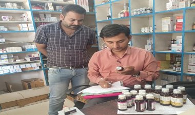 BIG NEWS : नीमच में औषधि विक्रय संस्थानों पर पहुंचे ड्रग इंस्पेक्टर, किया ताबड़तोड़ निरीक्षण, सिरप के नमूने लिए, और दिए ये निर्देश, पढ़े खबर
