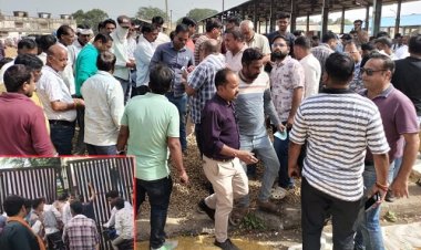 NEWS : नीमच मंडी में बड़ा बवाल, व्यापारी की मनमानी, और किसानों में पनपा आक्रोश, मंडी का मैन गेट किया बंद, फिर चक्काजाम भी, समझाइश के बाद ऐसे मामला हुआ शांत, पढ़े खबर