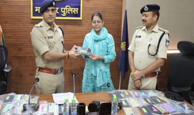 BIG NEWS : मंदसौर पुलिस का ऑपरेशन उपहार, स्पेशल टीम ने खौज निकाले 18 लाख के 100 से ज्यादा मोबाइल, फिर इन्हें बुलाकर लौटाएं, दिपावली से पहले कुछ यूं बांटी खुशियां, पढ़े खबर