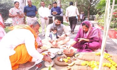 BIG NEWS : जिला कलेक्टर हिमांशु चंद्रा ने परिवारजनों के साथ की गोवर्धन पूजा, गौमाता को खिलाया ग्रास, ये अधिकारी भी रहें मौजूद, पढ़े खबर