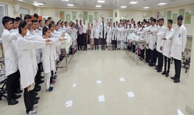 NEWS : वीरेन्द्र कुमार सकलेचा शासकीय चिकित्सा महाविद्यालय में खास कार्यक्रम, नवागत छात्रों को दिलाई कैडेवरिक शपथ, समझाया कर्तव्य और महत्व, पढ़े खबर