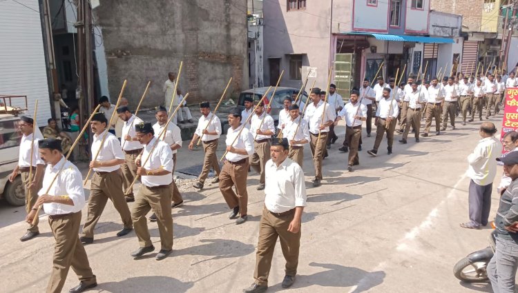 BIG NEWS : दिवस विजयादशमी पर मनासा में निकला विशाल पथ संचलन, स्वयं सेवकों ने मिलाएं कदम-ताल, तो इन्होंने किया शस्त्र पूजन, पढ़े खबर