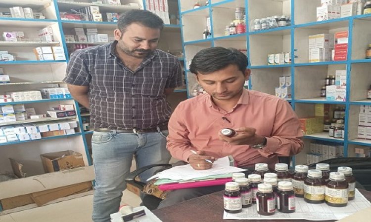 BIG NEWS : नीमच में औषधि विक्रय संस्थानों पर पहुंचे ड्रग इंस्पेक्टर, किया ताबड़तोड़ निरीक्षण, सिरप के नमूने लिए, और दिए ये निर्देश, पढ़े खबर
