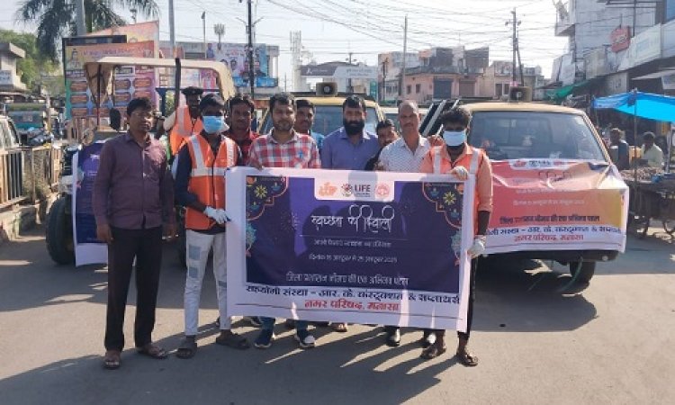 NEWS : स्वच्छता की दीपावली, मनासा में चलाया सफाई अभियान, दुकानदारों से किया निवेदन, और गुलाब का फूल देकर कहीं ये बात, पढ़े खबर