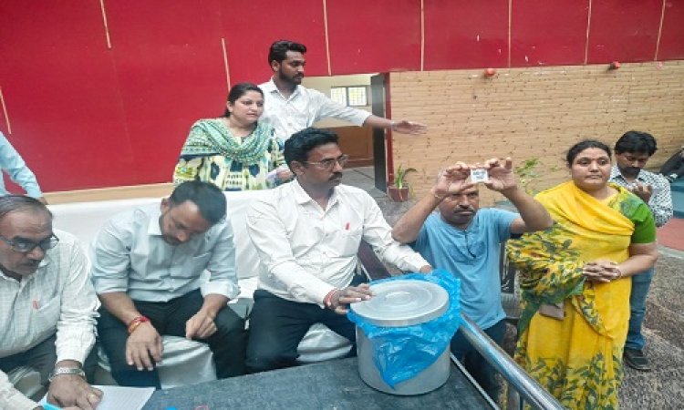 BIG NEWS : प्रधानमंत्री आवास योजना, इन भवनों का लॉटरी से आवंटन, हितग्राहियों ने हाथों से निकाला अपने मकान का नंबर, विधायक और नपाध्यक्ष सहित ये रहें मौजूद, पढ़े खबर