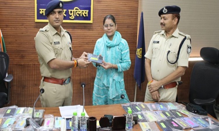 BIG NEWS : मंदसौर पुलिस का ऑपरेशन उपहार, स्पेशल टीम ने खौज निकाले 18 लाख के 100 से ज्यादा मोबाइल, फिर इन्हें बुलाकर लौटाएं, दिपावली से पहले कुछ यूं बांटी खुशियां, पढ़े खबर