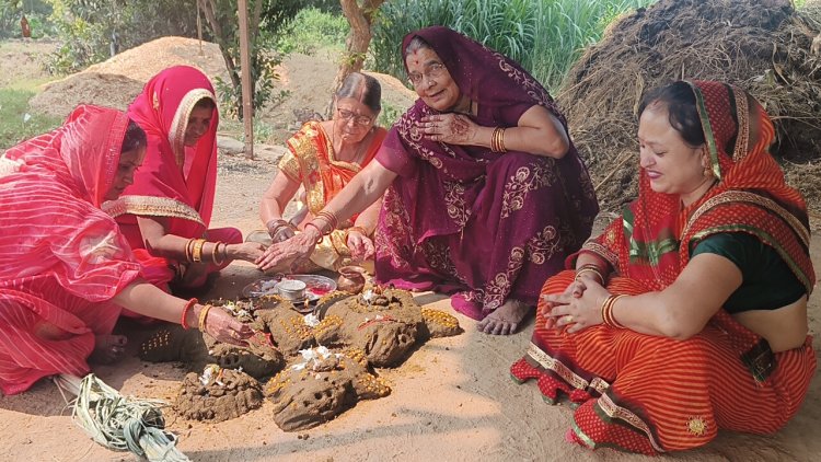 NEWS : रामपुरा में महिलाओं ने की गोवर्धन पूजा, की सुख-समृद्धि की कामना, आखिर क्या है इस पर्व का महत्व, पढ़े खबर