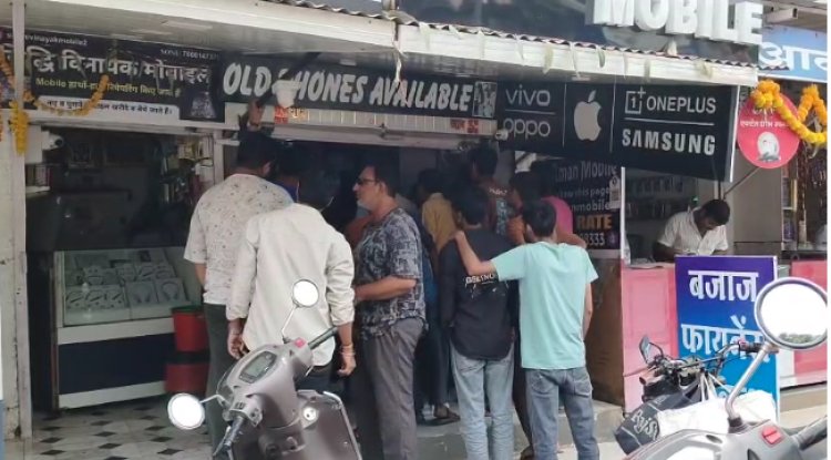 BIG NEWS : नीमच के मुख्य बाजार में फिर हुई चोरियां, अज्ञात चोरों ने मोबाइल की दुकानों को बनाया निशाना, शिकायत पहुंची कैंट थाने, पुलिस जुटी जांच में, पढ़े खबर