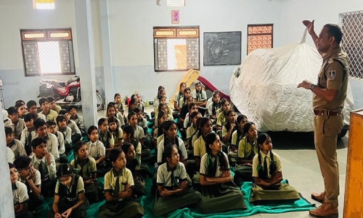BIG NEWS : कृषि मंडी, शासकीय स्कूल और आमजन के बीच पहुंची पुलिस, साइबर सुरक्षा के प्रति किया जागरूकता, नीमच जिले के इन थाना क्षेत्रों में हुआ खास कार्यक्रमों का आयोजन, पढ़े खबर