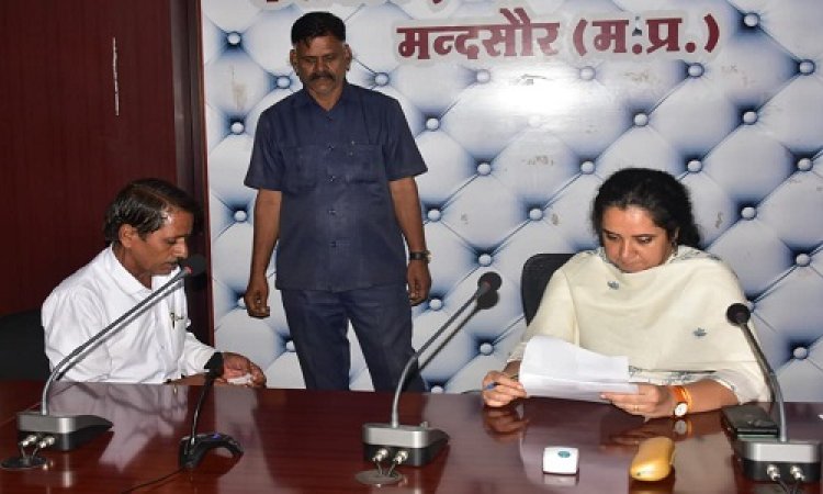 BIG NEWS : मंदसौर कलेक्टर कार्यालय में जिला स्तरीय जनसुनवाई, DM साहिबा ने सुनी आवेदकों की समस्याएं, फिर अधिकारियों को दिए ये निर्देश, पढ़े खबर