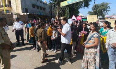 BIG NEWS : बाल दिवस पर यातायात पुलिस की बड़ी पहल, स्कूली बच्चों ने चौराहे पर संभाला ट्रेफिक, तो यहां जागरूकता कार्यक्रम का आयोजन, खाकी ने आमजन को कुछ यूं दी समझाइश, पढ़े खबर