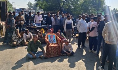 BIG BREAKING : नीमच-मनासा रोड़ पर चक्काजाम, रेवली-देवली गांव के बाहर सड़क के बीचो-बीच बैठे ग्रामीण, मृतक के परिजनों को न्याय दिलाने की मांग, सिटी थाना प्रभारी सहित भारी पुलिस बल मौके पर, मामला इस हादसे में कालूलाल सैन की मौत का, पढ़े खबर