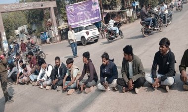 BIG NEWS : नीमच में फिर चक्काजाम, कैंट थाने के पास मुख्य मार्ग पर धरना प्रदर्शन, सड़क पर बैठ कर नारेबाजी, पुलिस मौके पर, मामला जिला अस्पताल में महिला की मौत से जुड़ा, पढ़े खबर