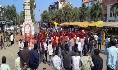 BIG BREAKING : महिला की लाश लेकर फव्वारा चौक पहुंचे परिजन, नारेबाजी के साथ शुरू किया प्रदर्शन, प्रशासनिक और पुलिस अधिकारी मौके पर, समझाइश का दौर जारी, मामला जिला अस्पताल में टीना की मौत का, पढ़े खबर