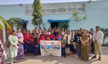 नीमच के इस कॉलेज की छात्राएं पहुंची मूकबधिर विद्यालय और वृद्धाश्रम, सामूहिक भ्रमण के साथ किया गतिविधियों का अवलोकन, साइन लैंग्वेज में बच्चों से पूछे प्रश्न, पढ़े खबर