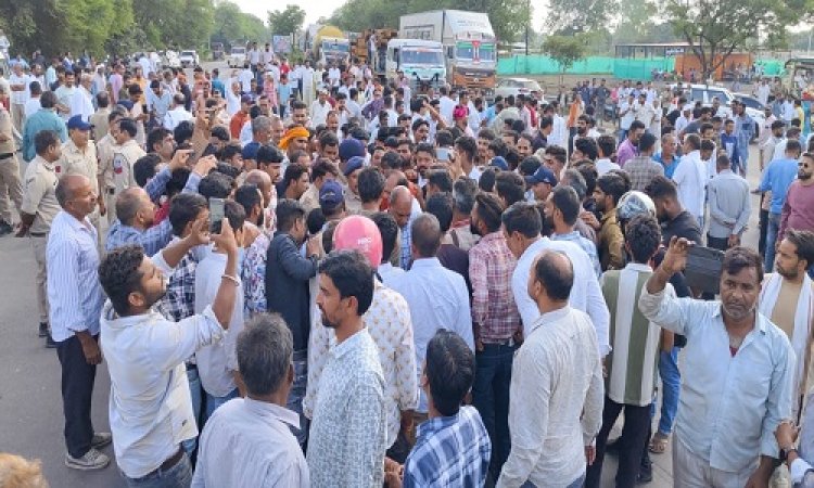 BIG BREAKING : ग्रामीणों और किसानों को भरभड़िया फंटे पर रोका, तो बीच चौराहे पर बैठे लोग, यहीं शुरू हुआ धरना प्रदर्शन, मौके पर भारी पुलिस बल, मामला मोरवन में लगने वाली फैक्ट्री से जुड़ा, पढ़े खबर