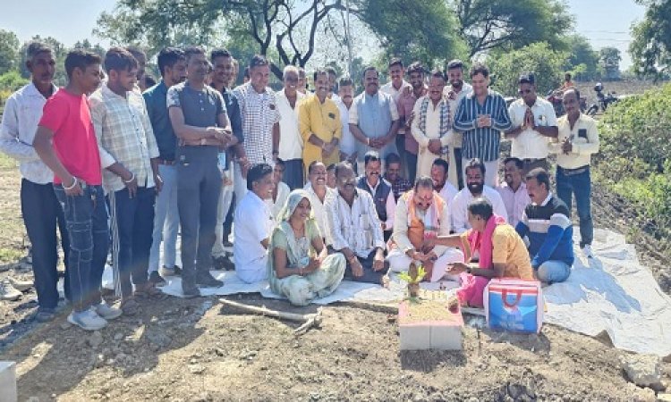 NEWS : नीमच विधानसभा की इस ग्राम पंचायत में होंगे एक करोड़ से ज्यादा के विकास कार्य, विधायक परिहार ने किया लोकार्पण एवं भूमिपूजन, कार्यक्रम में ग्रामीण भी रहें मौजूद, पढ़े खबर