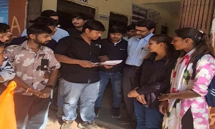 NEWS : मनासा के शासकीय कॉलेज में फैली अव्यवस्थाएं, तो अभाविप ने खोला मोर्चा, नारेबाजी करते हुए प्राचार्य को सौंपा ज्ञापन, की ये बड़ी मांग, पढ़े खबर