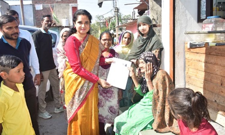 BIG NEWS: कलेक्टर गर्ग ने अयोध्या बस्ती एवं गांधीनगर में किया घर-घर संपर्क, बुजुर्ग एवं शतायु मतदाताओं को स्वयं वितरित किए गणना पत्रक, पढ़े खबर