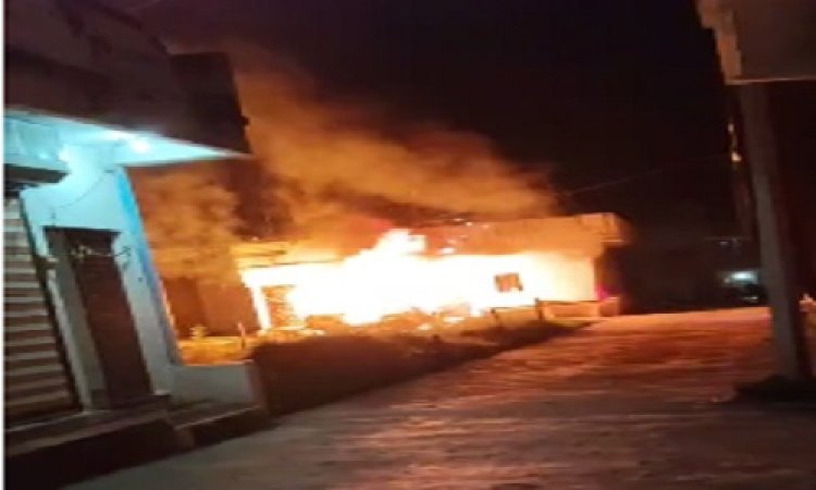 BIG NEWS : गैस रिफलिंग के दौरान हादसा, कार में अचानक लगी आग, तो क्षेत्र में मची अफरा-तफरी, फिर यूं टल गई बड़ी घटना, प्रशासनिक अधिकारियों ने मौके पर पहुंची की बड़ी कार्यवाही, मामला मल्हारगढ़ के इस चौराहे का, पढ़े खबर