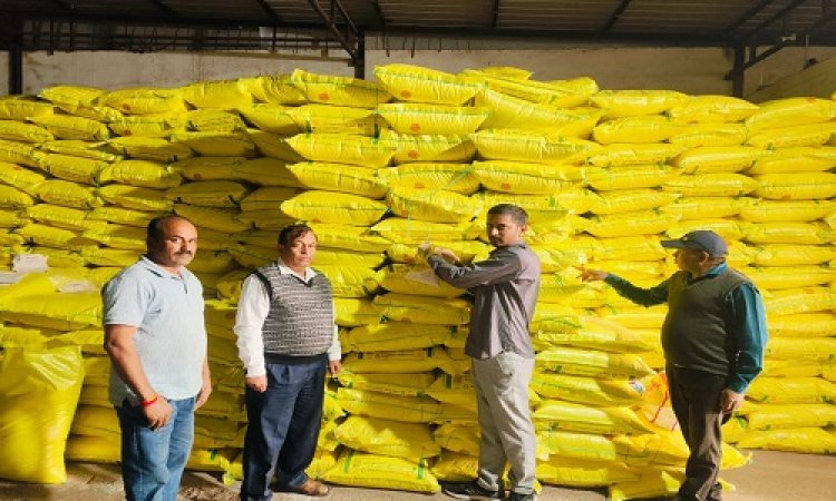 NEWS : नीमच जिले में पर्याप्त खाद भंडारण, विक्रेता कर रहें सुचारु रूप से वितरण, निर्धारित दर पर ही होगी उपलब्ध, कलेक्टर हिमांशु चंद्रा ने दिए ये निर्देश, पढ़े खबर