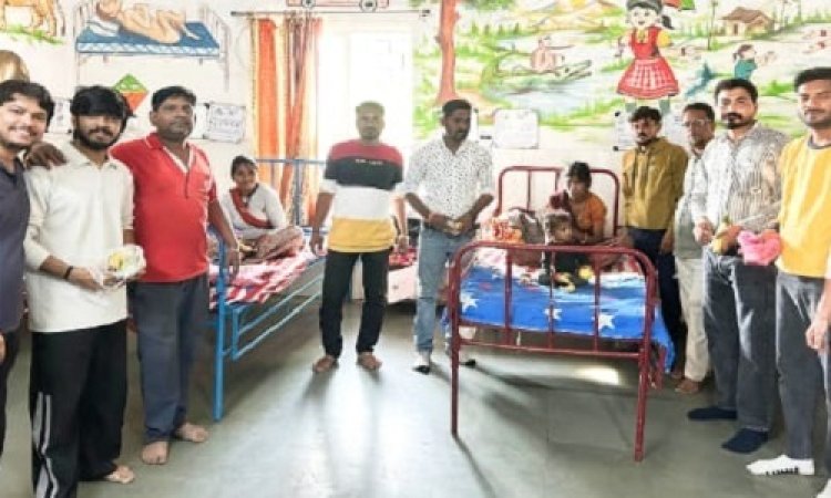 NEWS : रतनगढ़ ब्लॉक युवा कांग्रेस ने मनाई इंदिरा गांधी की जयंती, स्कूली बच्चों के बीच पहुंचे कार्यकर्ता, बिस्किट और फल किए वितरित, पढ़े खबर