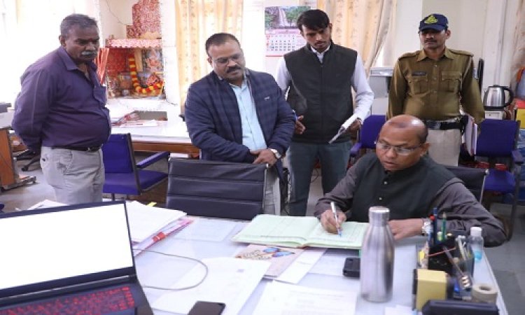 BIG NEWS : कलेक्‍टोरेट में विभिन्‍न विभागों के कार्यालयों में पहुंचे एडीएम कलेश, आकस्मिक निरीक्षण के दौरान अधिकारी-कर्मचारियों की उपस्थिति का लिया जायजा, फिर इन्हें नोटिस जारी करने के दिए निर्देश, पढ़े खबर