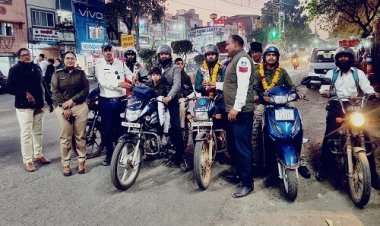 BIG NEWS : यातायात पुलिस की अनूठी पहल, वाहन चालकों को फूल देकर किया सम्मानित, तो इनके खिलाफ की चालानी कार्यवाही, नीमच के मुख्य चौहरों पर चला समझाइश का दौर, कुछ यूं किया जागरूक, पढ़े खबर