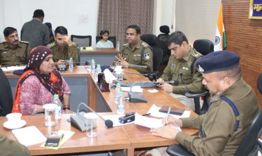 NEWS : मंदसौर पुलिस की पहल, कंट्रोल रूम पर जनसुनवाई का आयोजन, 33 आवेदकों की शिकायतों का हुआ निराकरण, पढ़े खबर