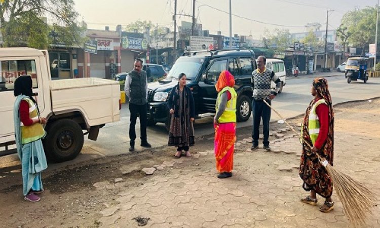 BIG NEWS : सफाई व्यवस्था को लेकर सख्त हुई सीएमओ, नियमित भ्रमण के दौरान शहर के इन क्षेत्रों का किया निरिक्षण, होटल व्यवसायी और दुकानदारों को दिए ये निर्देश, तो इन कर्मचारियों को थमाया नोटिस, पढ़े खबर