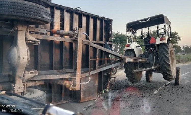 BIG NEWS : मनासा-कुकड़ेश्वर बायपास मार्ग पर हादसा, असंतुलित होकर पलट गई ट्रॉली, तो ट्रेक्टर हवा में लटका, आखिर कैसे हुआ ये बड़ा घटनाक्रम, पढ़े खबर