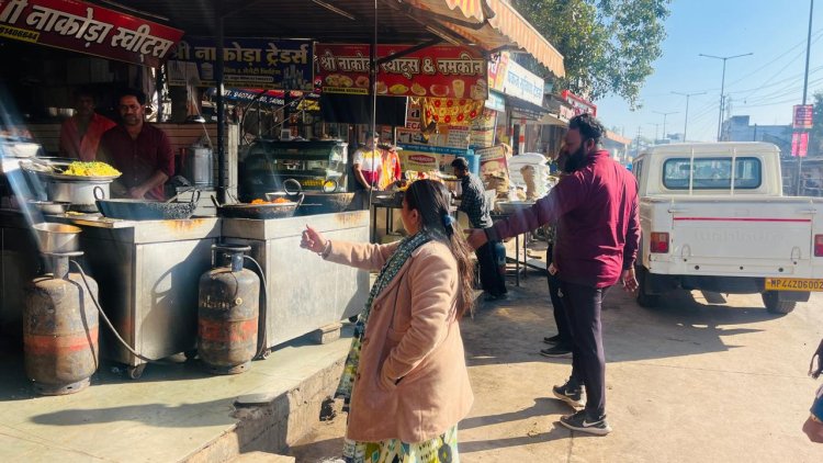 BIG NEWS : नीमच नगर पालिका CMO जब निकली शहर भ्रमण पर,तो लगा डाली इनकी क्लास,कर्मचारियों को चेताया,तो दुकानदारों पर हुई नाराज,पढ़े खबर में आखिर क्या है माजरा