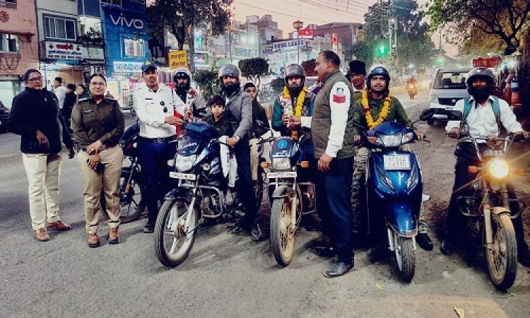 BIG NEWS : यातायात पुलिस की अनूठी पहल, वाहन चालकों को फूल देकर किया सम्मानित, तो इनके खिलाफ की चालानी कार्यवाही, नीमच के मुख्य चौहरों पर चला समझाइश का दौर, कुछ यूं किया जागरूक, पढ़े खबर