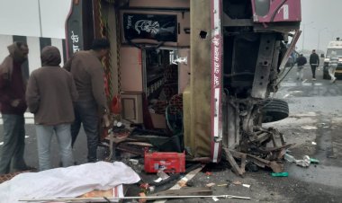 BIG NEWS : नींद की एक झपकी और बस सड़क पर पलटी,तीन दर्जन से ज्यादा यात्री घायल,दो गंभीर भी,हादसा मंदसौर के गरोठ फोरलेन हाईवे का,पढ़े ये खबर