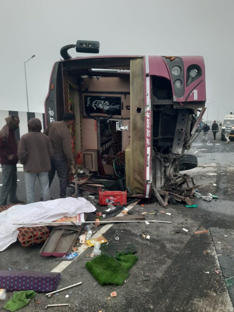 BIG NEWS : नींद की एक झपकी और बस सड़क पर पलटी,तीन दर्जन से ज्यादा यात्री घायल,दो गंभीर भी,हादसा मंदसौर के गरोठ फोरलेन हाईवे का,पढ़े ये खबर