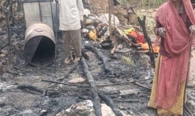 BIG NEWS: साकरियाखेड़ी में आग का कहर,गरीब बुजुर्ग का कच्चा मकान जलकर राख, हुआ राशन-पैसा-कागजात सब खत्म, पढ़े खबर