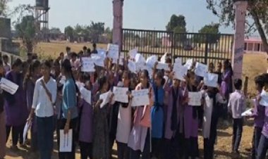 BREAKING NEWS: चचौर में छात्राओं का उबाल,प्राचार्य का तबादले होने से समर्थन में उतरीं छात्राएं,स्कूल गेट पर जड़ा ताला,लगाए  “वापस लाओ” के नारे,पढ़े खबर